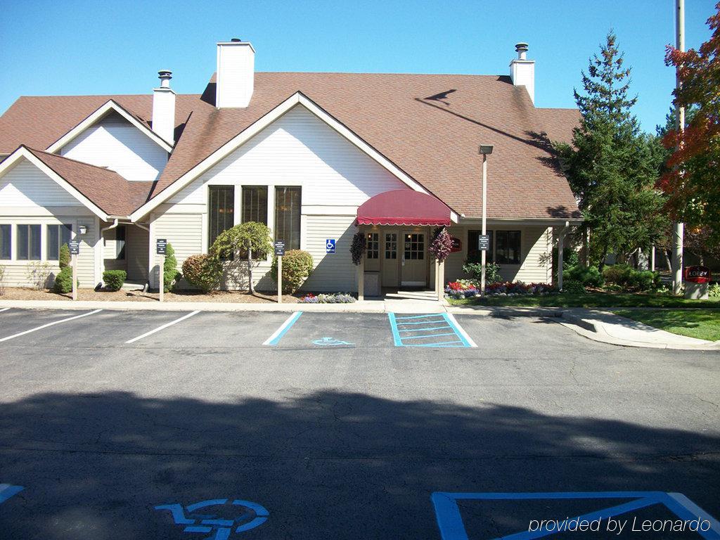 Hawthorn Suites Of Трой Екстериор снимка