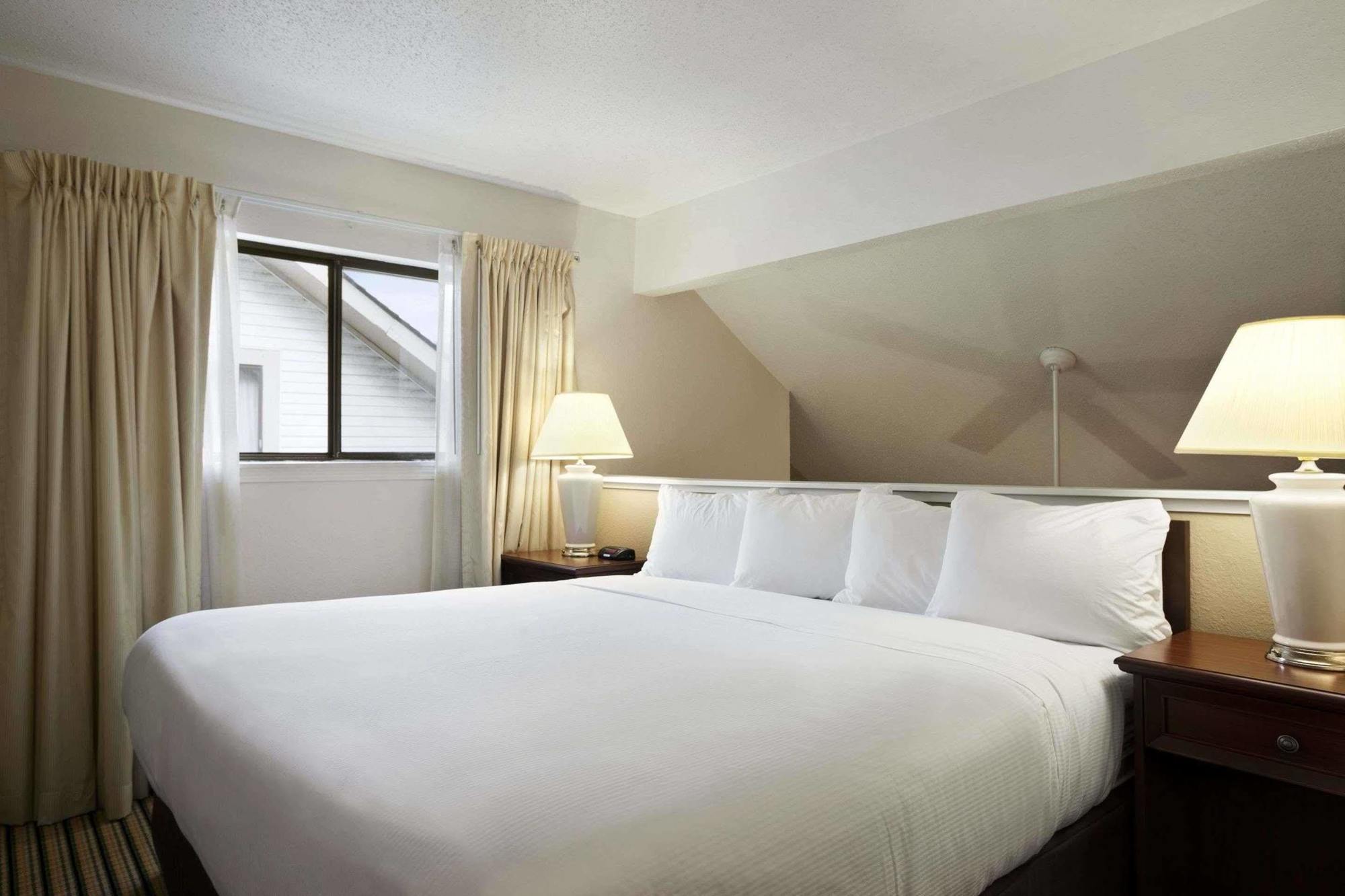 Hawthorn Suites Of Трой Екстериор снимка