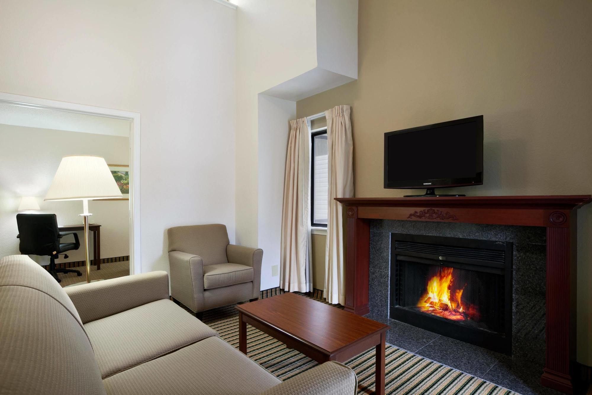 Hawthorn Suites Of Трой Екстериор снимка