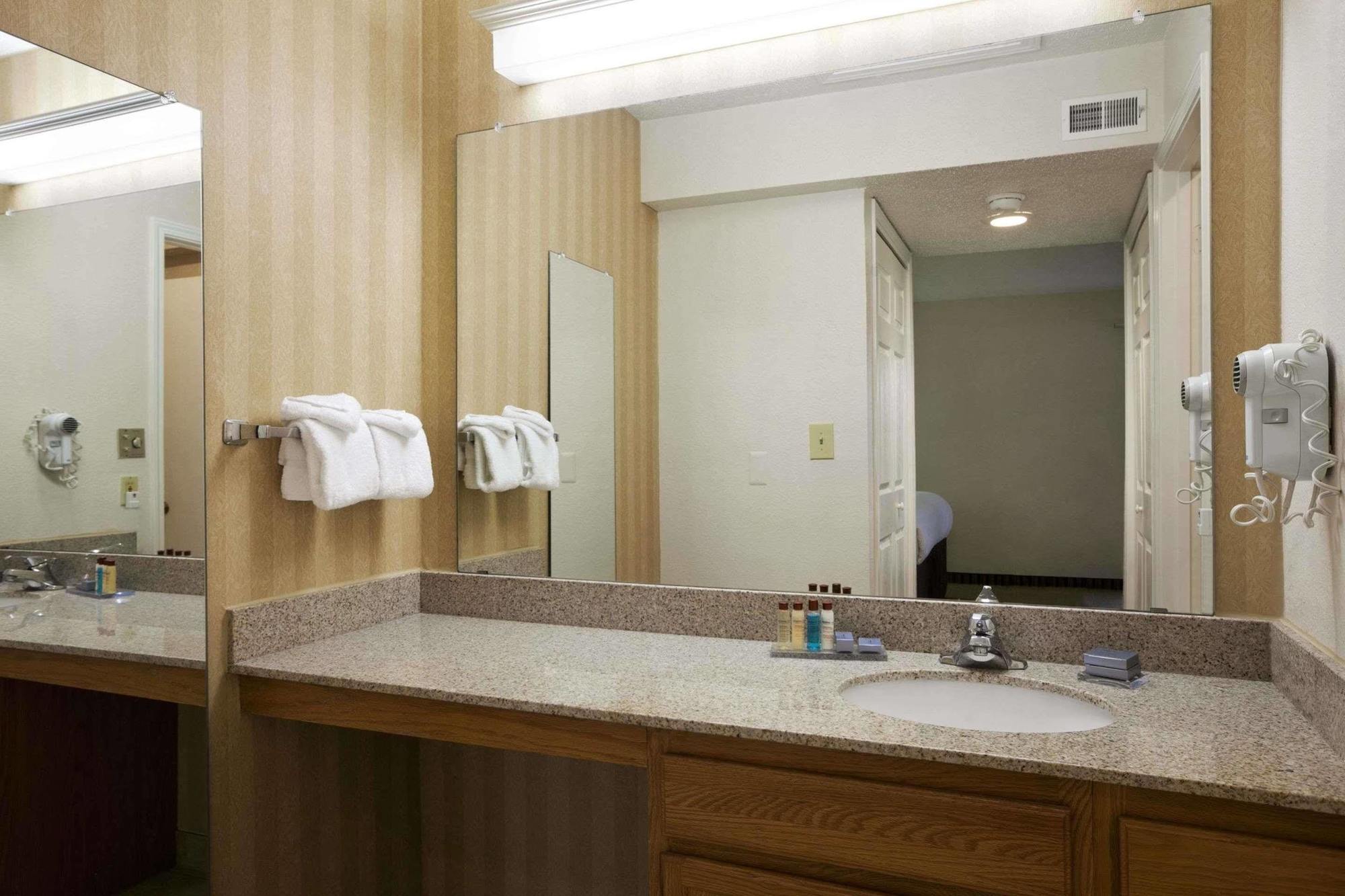 Hawthorn Suites Of Трой Екстериор снимка