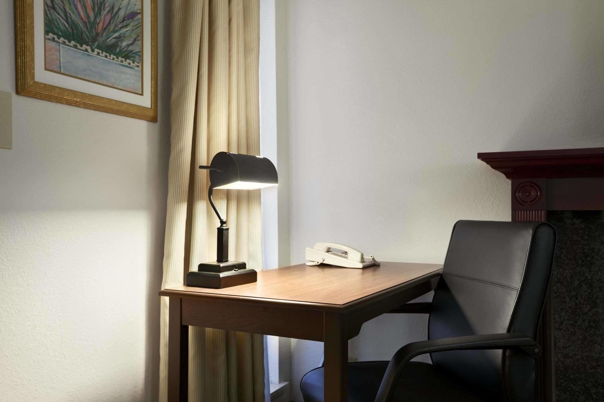 Hawthorn Suites Of Трой Екстериор снимка